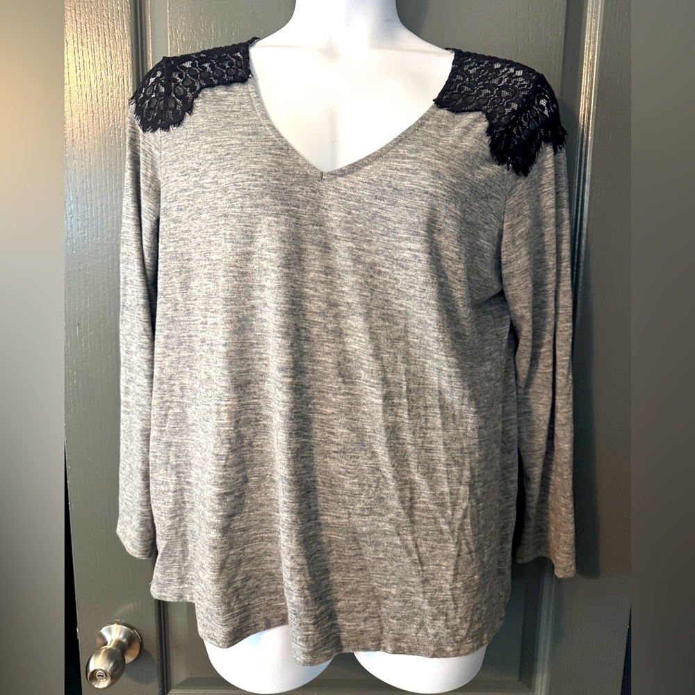 Old Navy Gray V-Neck Long Sleeve Top with Black Lace Shoulder Detail – XL